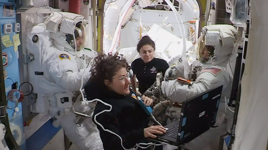 Astronauts assist spacewalkers