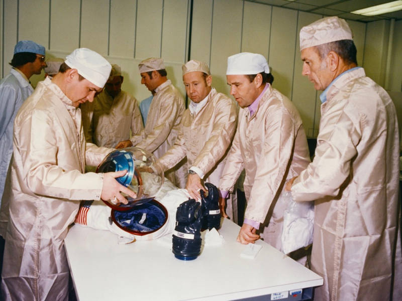 astp_crew_inspect_space_suit_ksc_feb_8_1975