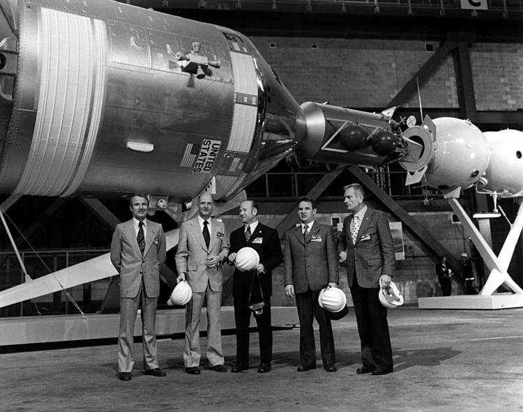 astp_crews_in_vab_in_front_of_mockup_feb_10_1975