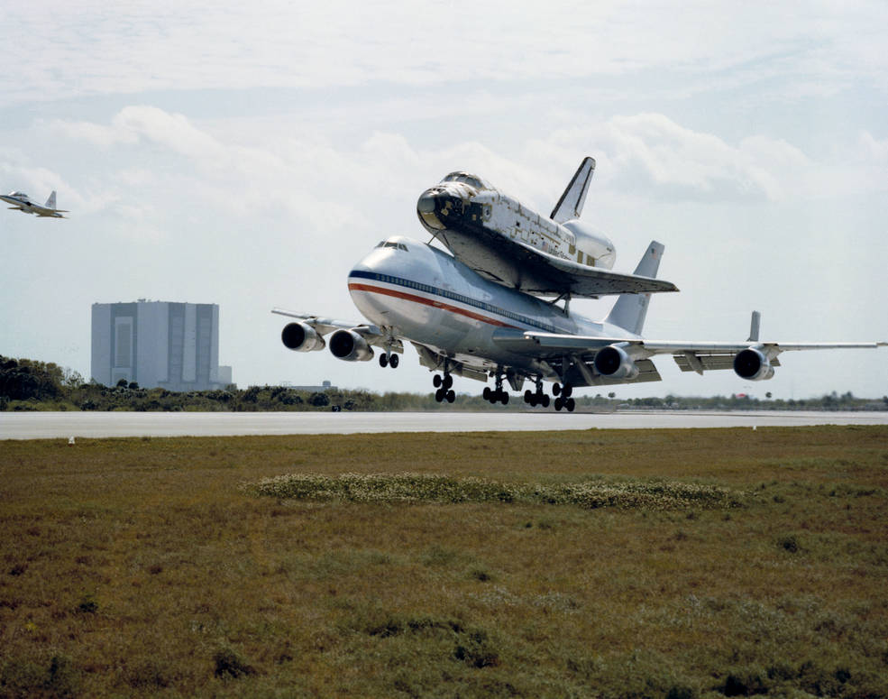 columbia_and_sca_touching_down_on_slf_mar_24_1979