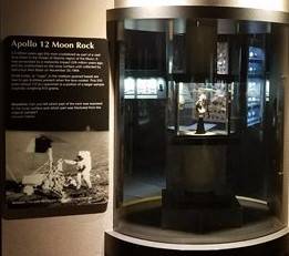 apollo_12_moon_rock_12055_at_cleveland_museum_of_natural_history
