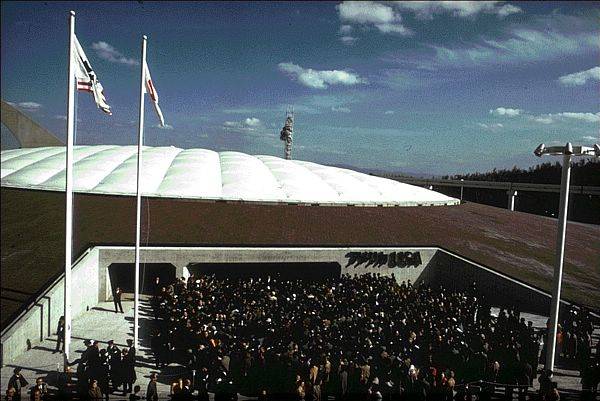 expo_70_us_pavilion_entrance_w_crowds_hiddenarchitecture_dot_net