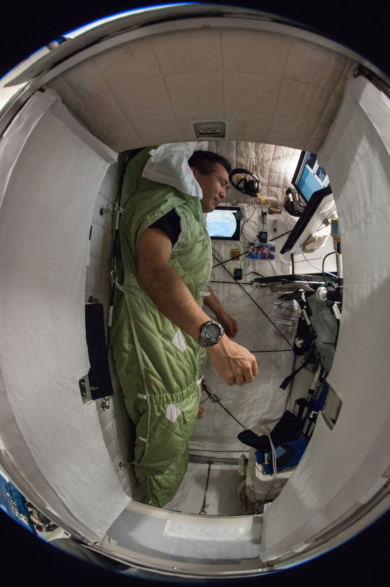 View of Japan Aerospace Exploration Agency (JAXA) Koichi Wakata, Expedition 38 Flight Engineer, strapped into his sleeping bag