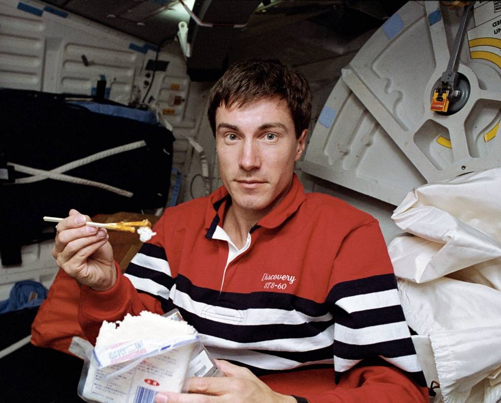 krikalev_eating_during_sts_60