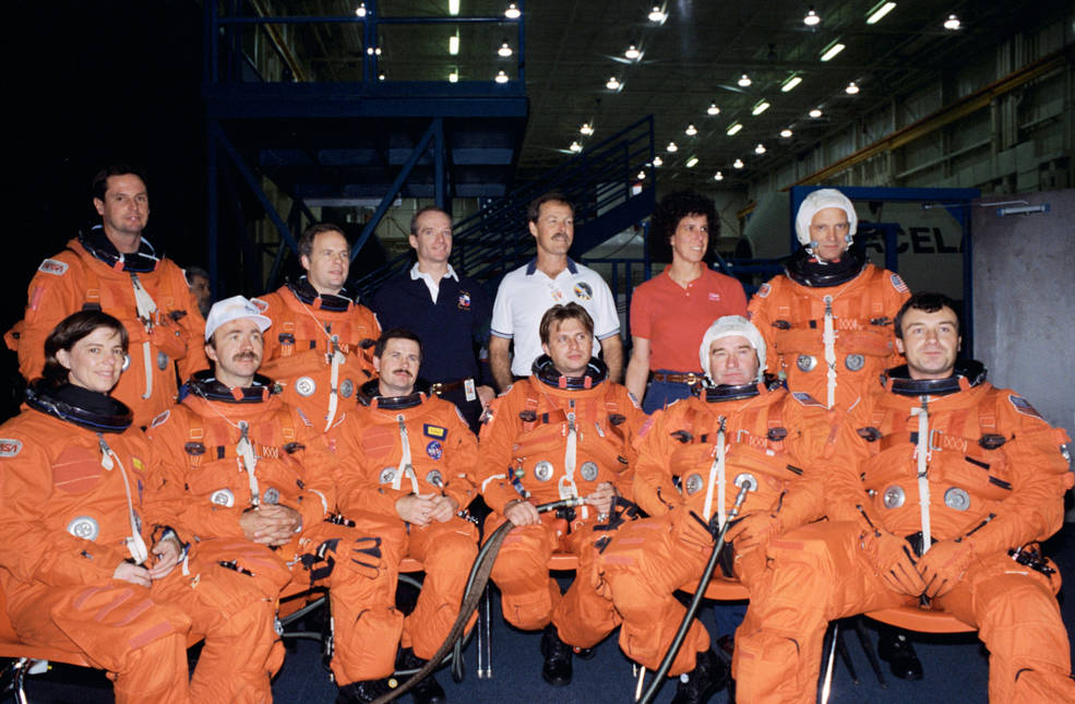 sts_71_and_mir_18_crew_shuttle_egress_training_oct_28_1994