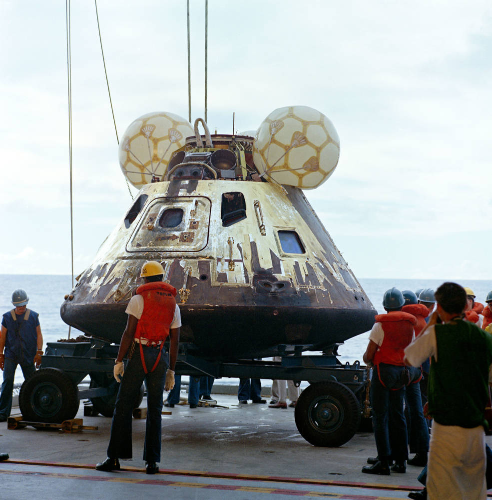 apollo_13_cm_on_deck_of_iwo_jima_apr_17_1970