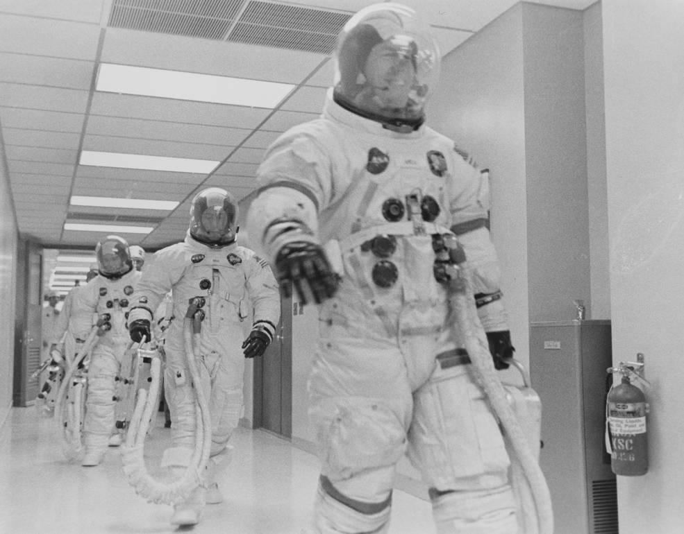 apollo_13_crew_walking_down_hallway_in_msob_apr_11_1970