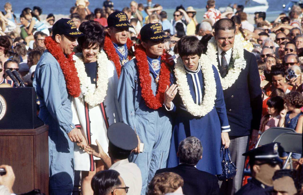 as13-921_noid_crew_with_families_hawaii_4.17.70