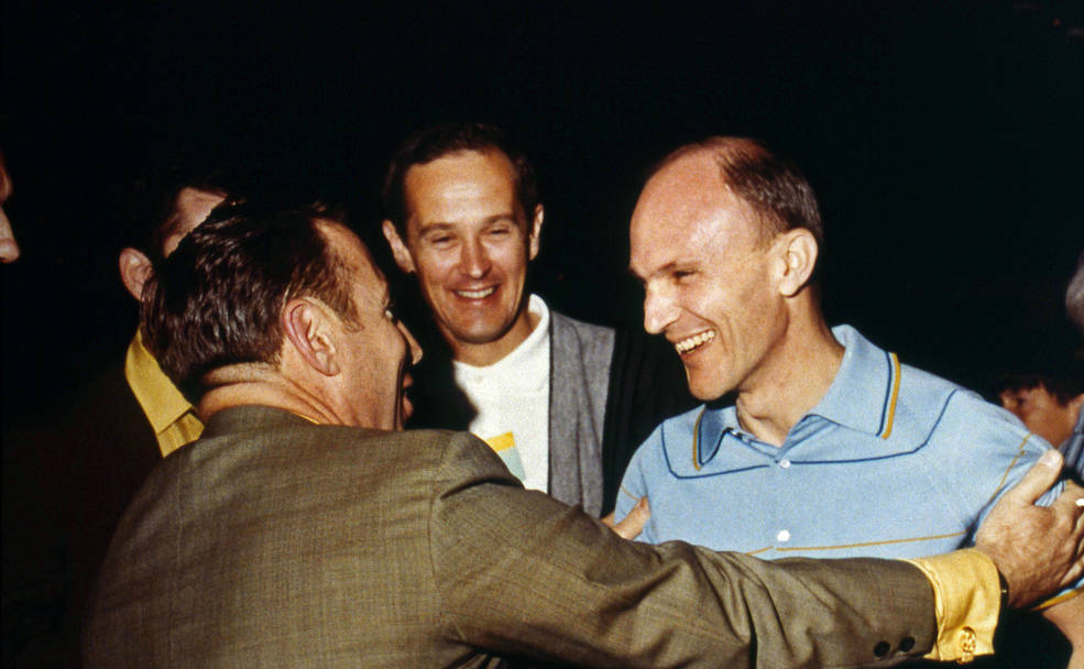as13-928_70hc-535_lovell_greets_mattingly_after_mission_4.19.70