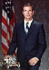 dave_scott_nasa_portrait_with_model_lrv