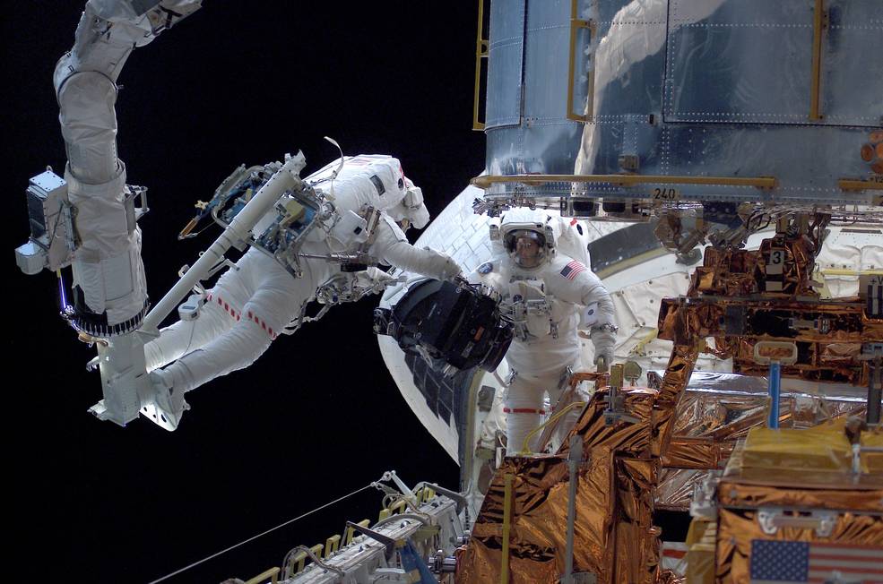 hubble_sts_109_eva2_massimino_newman_reaction_wheel_assembly