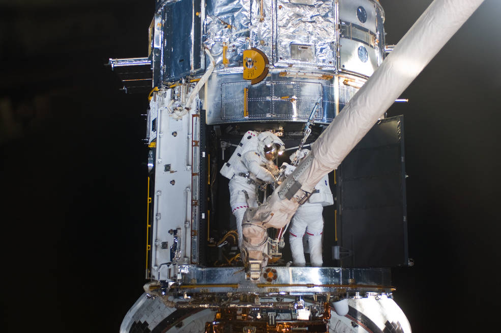 hubble_sts_125_eva4_good_massimino_stis_repair