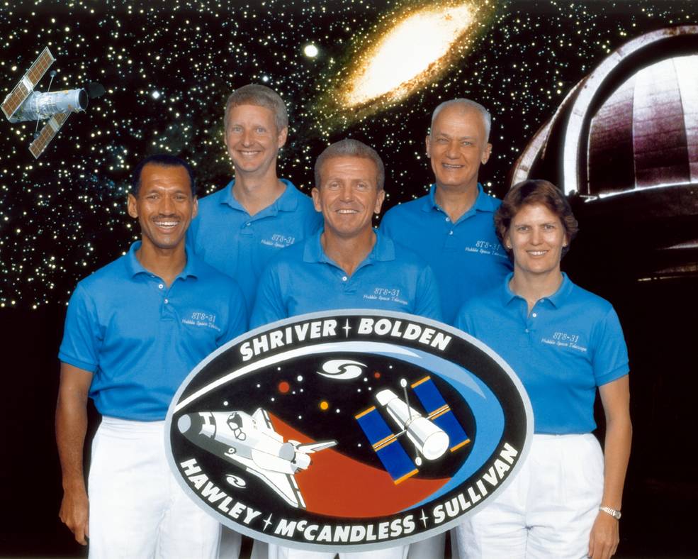 hubble_sts_31_crew_photo