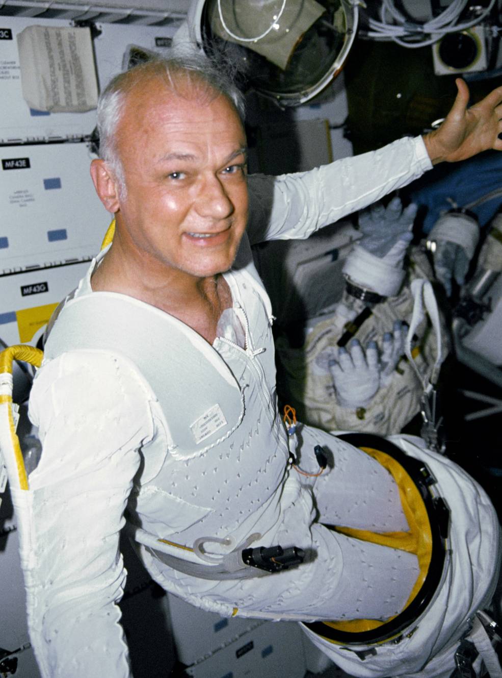 hubble_sts_31_mccandless_suiting_up
