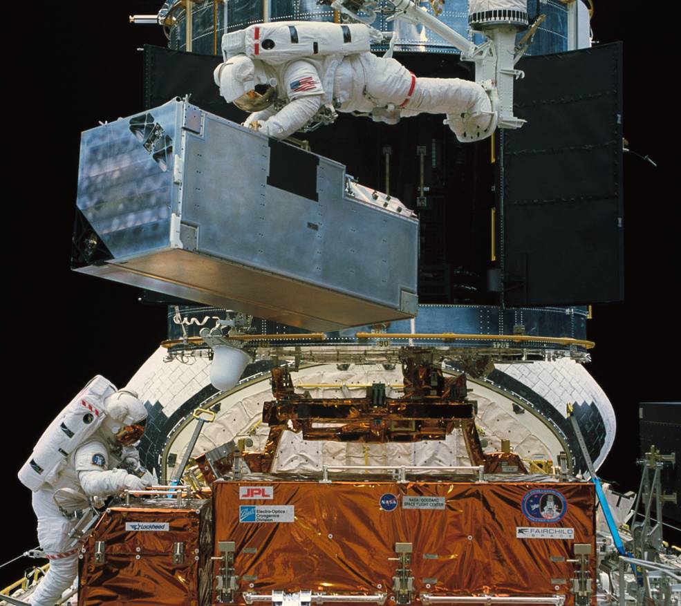 hubble_sts_61_costar_install_thornton_akers