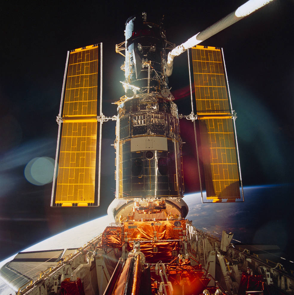 hubble_sts_61_deploy_sts061-99-009