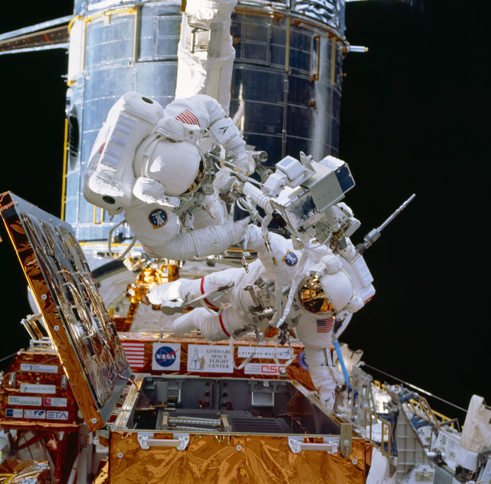 hubble_sts_82_eva1_smith_lee_sts082-717-029