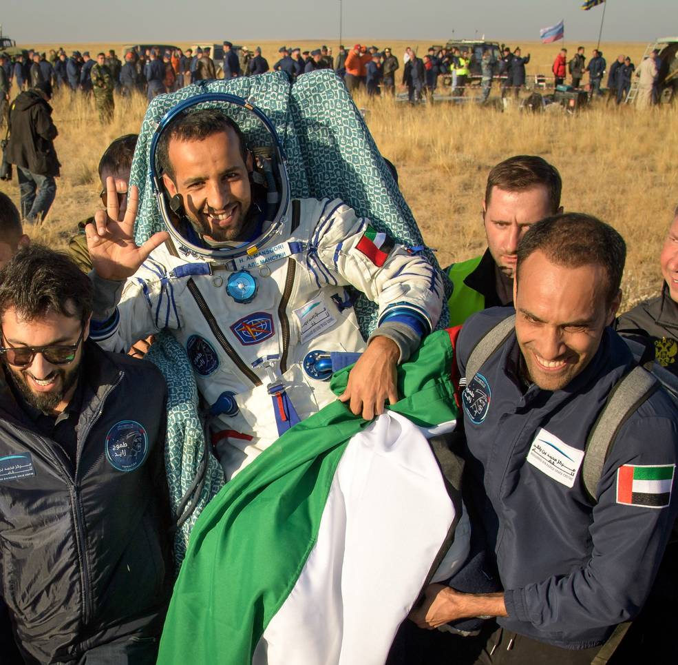 iss20_sfp_al_mansoori_being_carried_from_landing_to_medical_tent