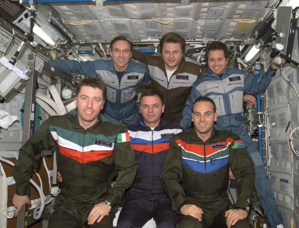 iss20_sfp_shuttleworth_w_soyuz_and_iss_crews_on_iss
