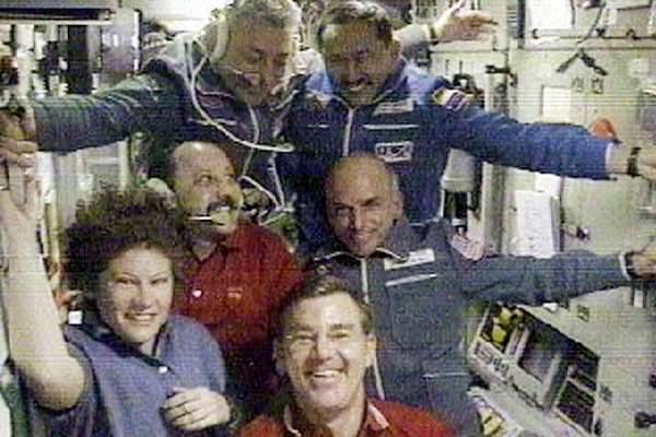 iss20_sfp_tito_with_rest_of_crew_during_tv_downlink