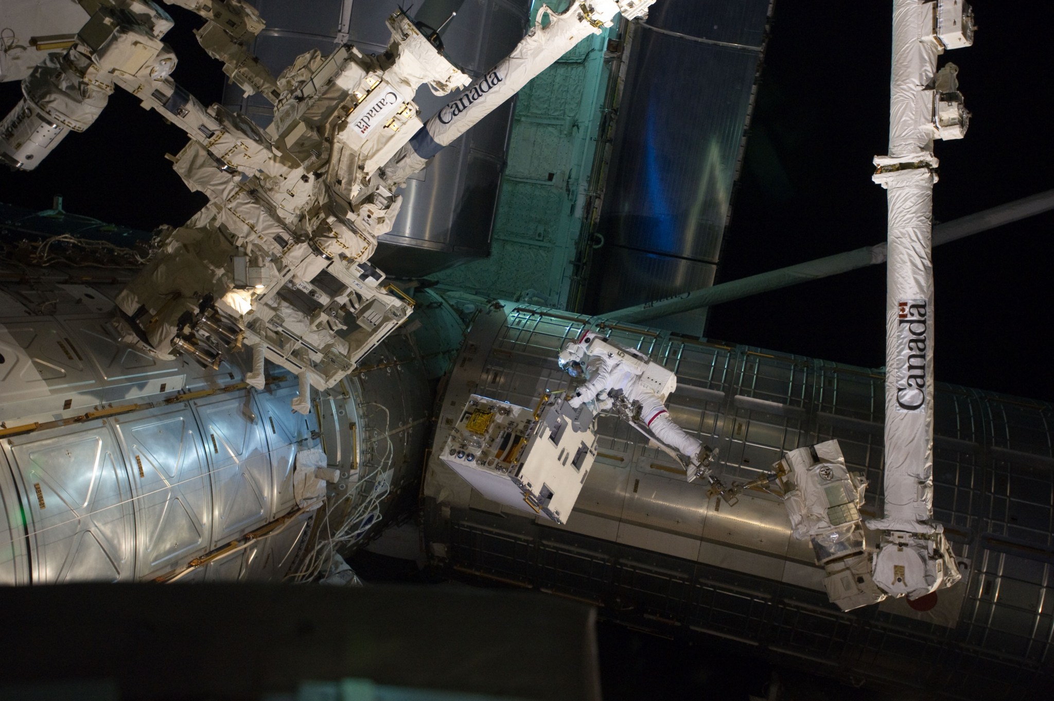 Astronaut Mike Fossum works with RRM payload in space