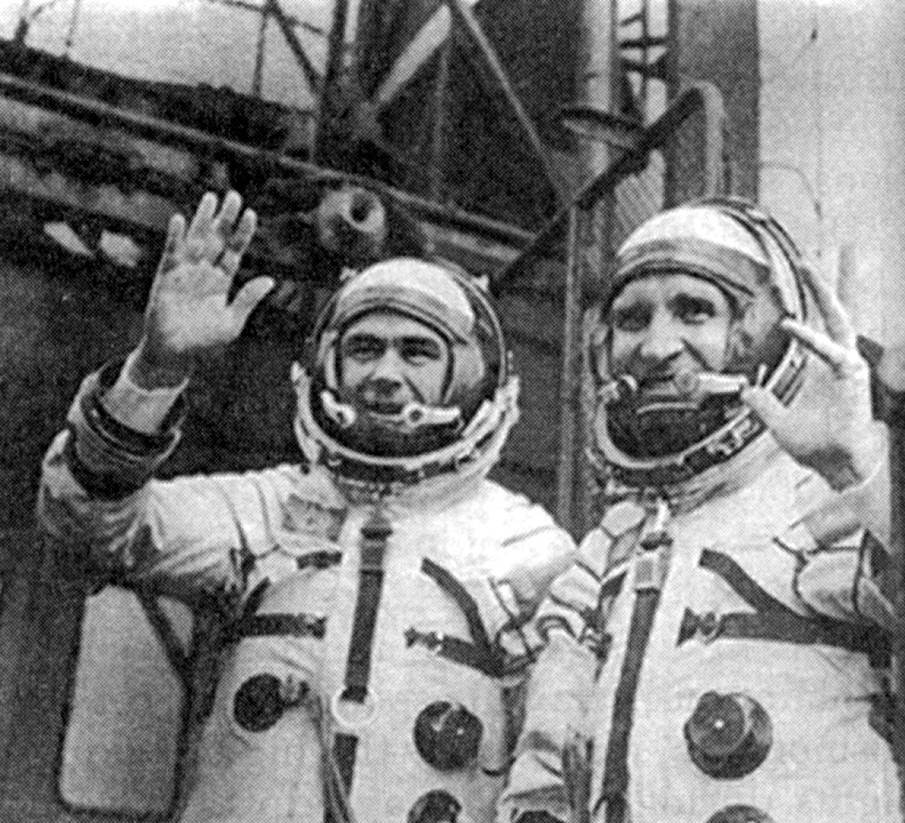 soyuz_18a_crew_at_launch_pad