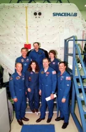 sts_101_crew_outside_spacehab_module_mar_2000