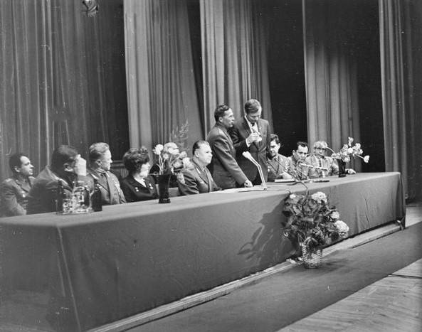 armstrong_giving_speech_probably_at_cospar_may_1970