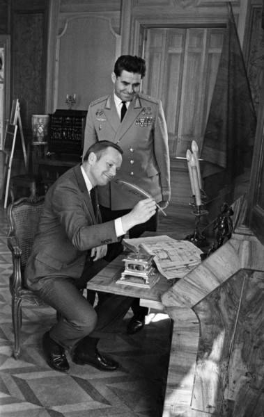 armstrong_in_peterhof_palace_w_peter_1s_quill_at_his_desk