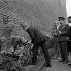 armstrong_in_russia_laying_flowers_on_gagarin_grave_kremlin_wall