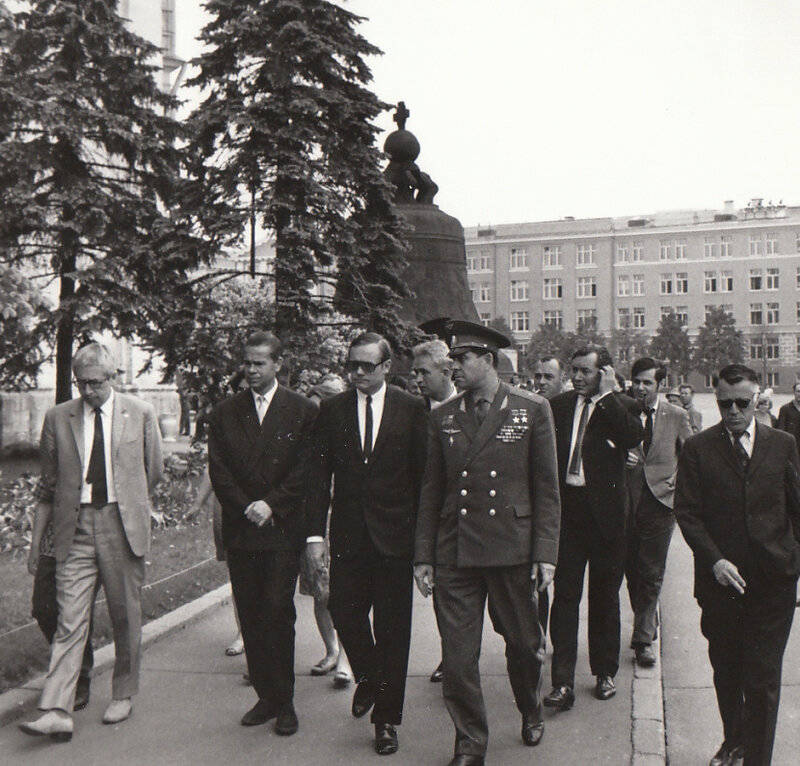 armstrong_in_russia_touring_kremlin_grounds