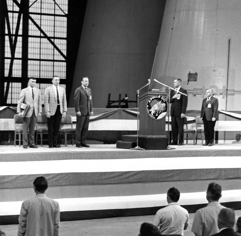 as13-965_noid_crew_return_to_ksc_5.4.70