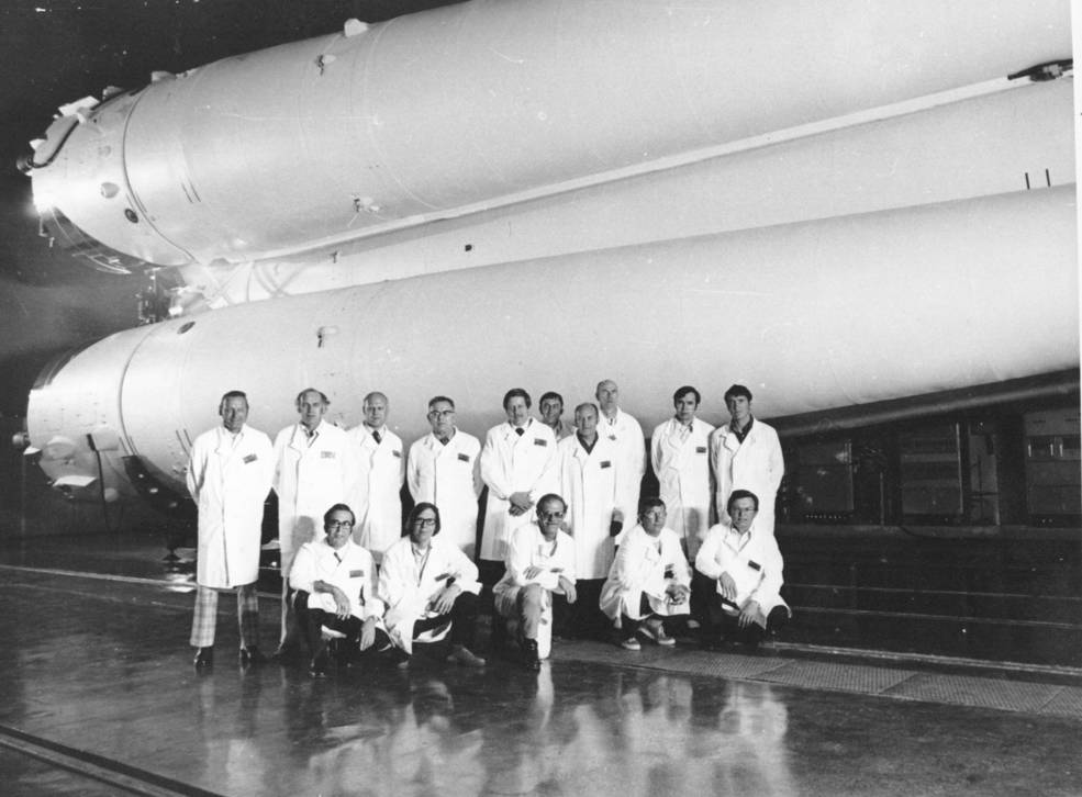 astp_working_group_4_w_soyuz_rocket_baikonur_may_1975_soviet_photo