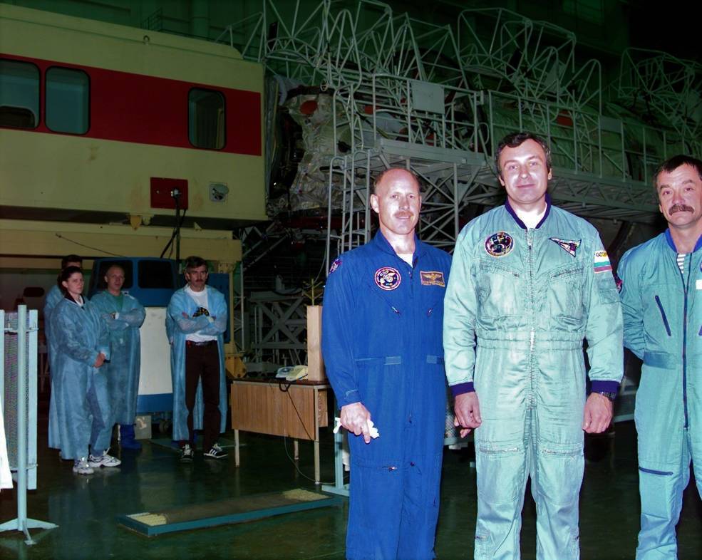 exp_1_back_up_crew_sm_ceit_3_at_baikonur_may_2000