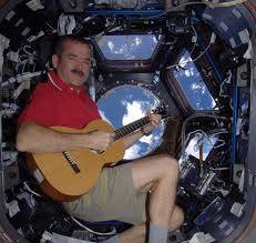 hadfield_and_guitar_in_cupola
