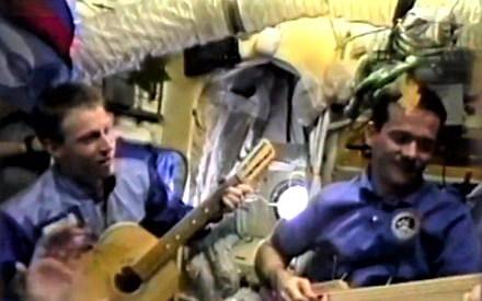 iss20_music_hadfield_and_reiter_guitars_on_mir