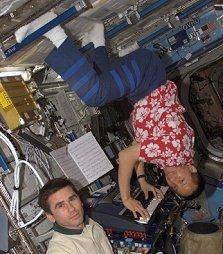 iss20_music_lu_and_malenchenko_w_keyboard_exp_7_iss007e07897_med