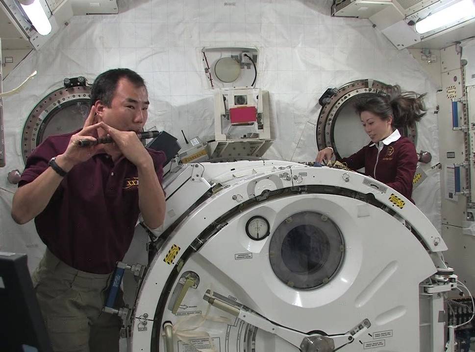 iss20_music_noguchi_yamazaki_kibo_sts_131_apr_2010