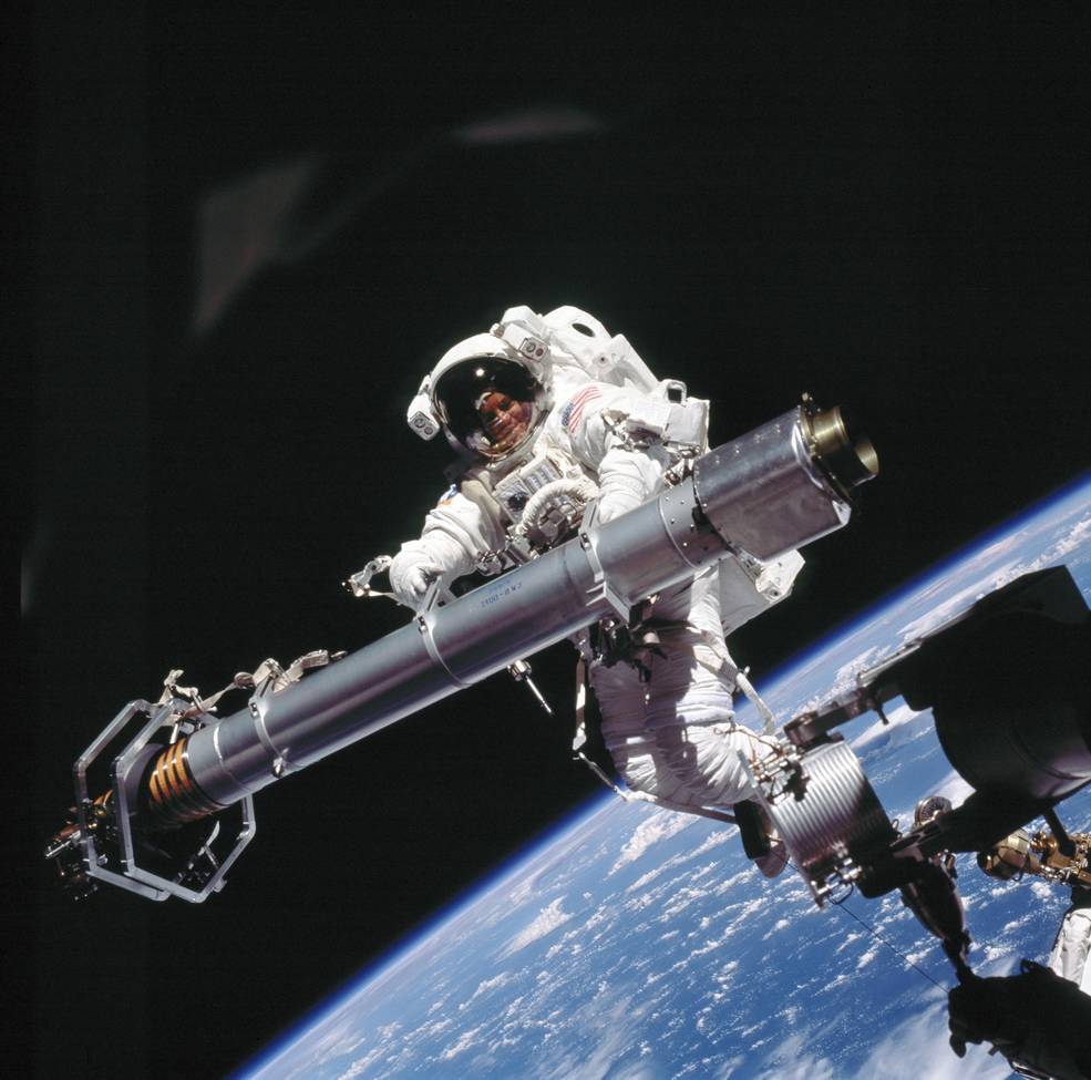 iss20_sts_101_eva_voss_w_strela_sts101-716-079