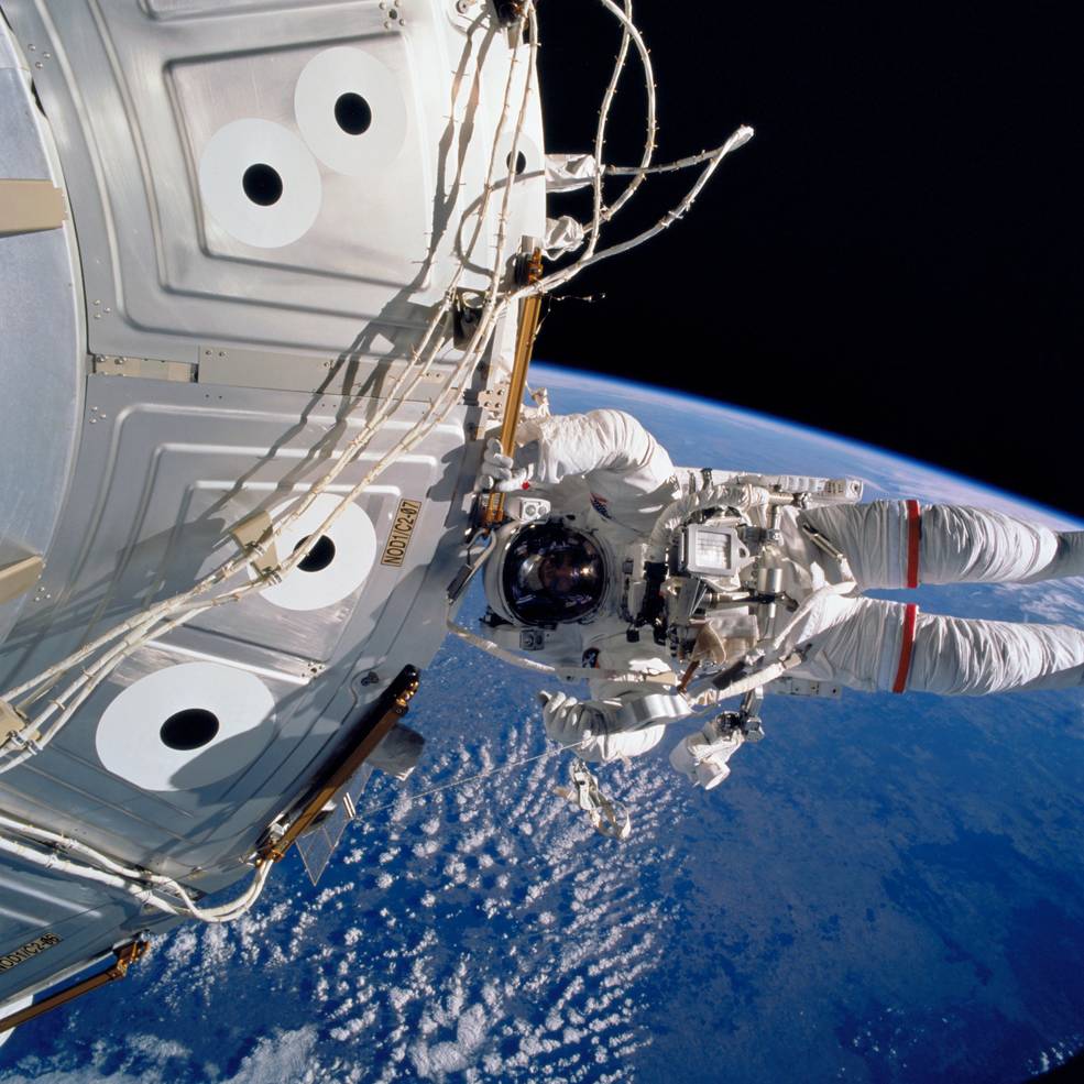 iss20_sts_101_eva_williams_holding_node_1_handrail_sts101-724-075