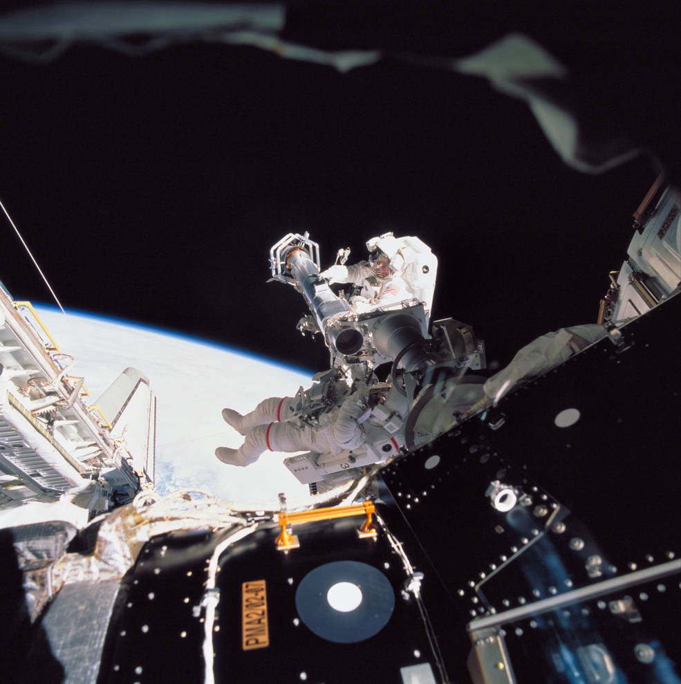 iss20_sts_101_eva_williams_voss_strela_installation_sts101-724-047