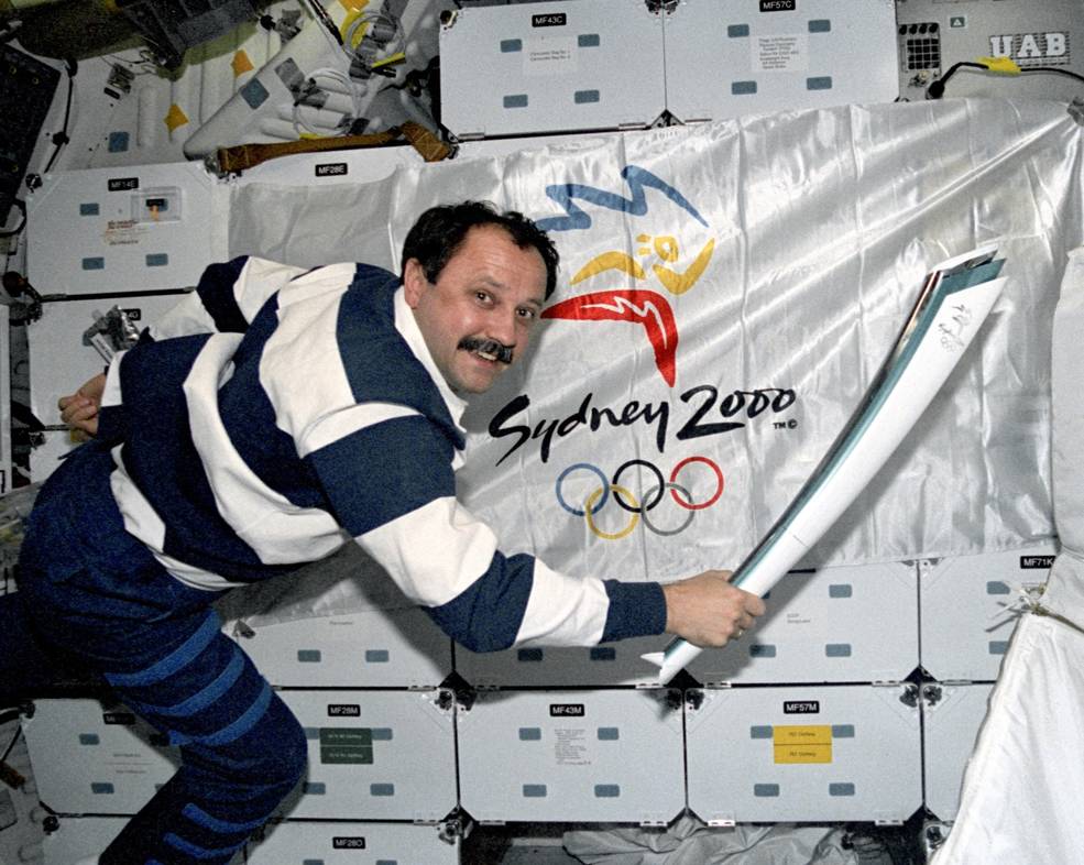 iss20_usachev_w_olympic_torch_sts101-385-024