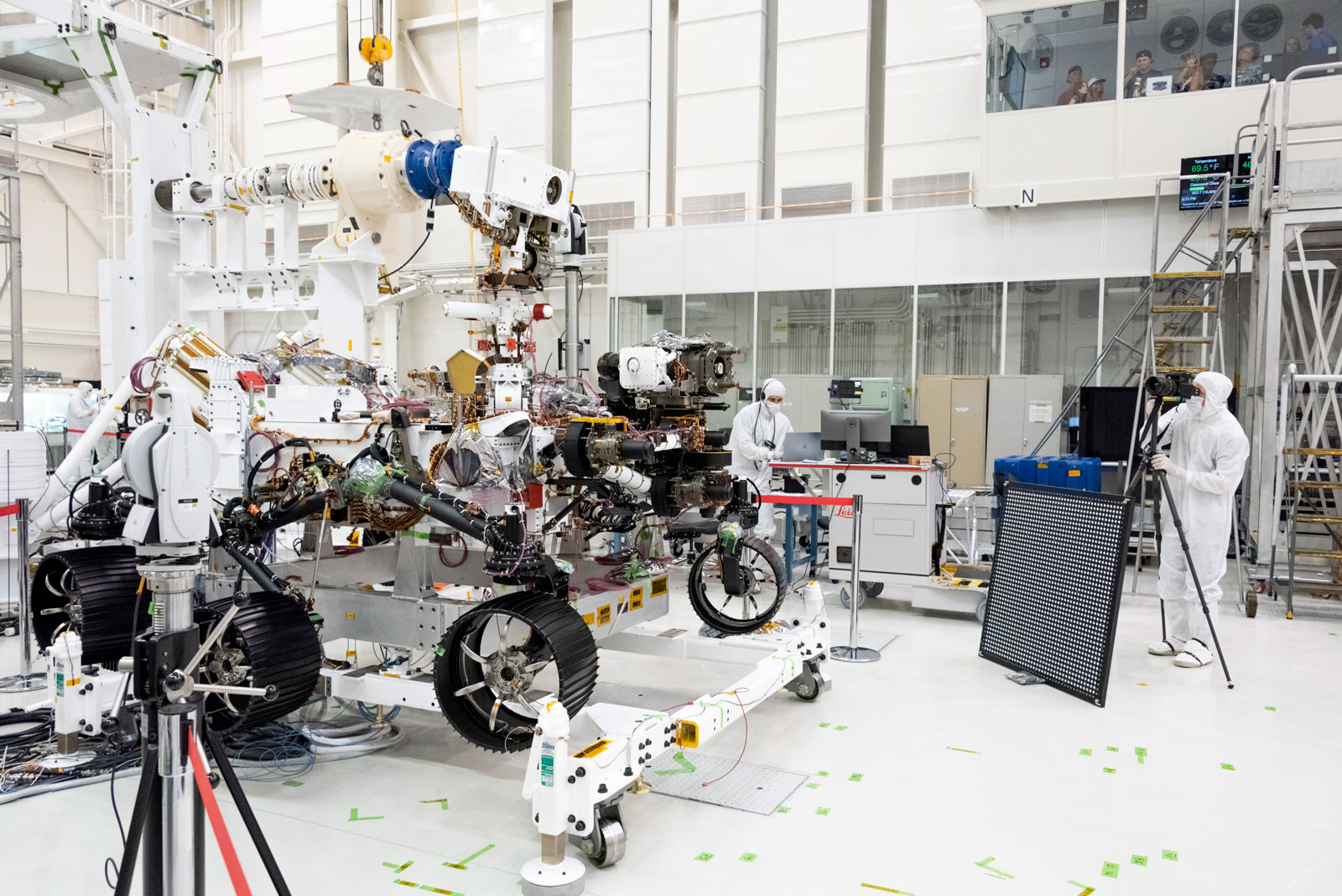  engineers test cameras on the top of the Mars 2020 rover’s mast and front chassis