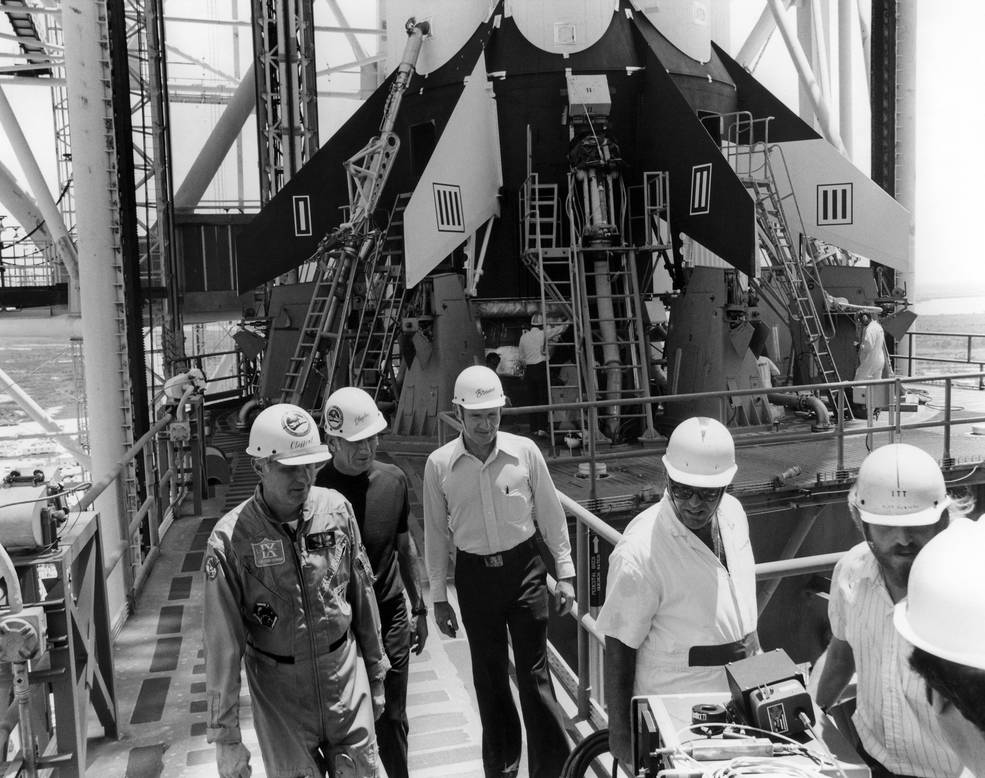 astp-687_75p-281_crew_at_pad_39b_6.10.75