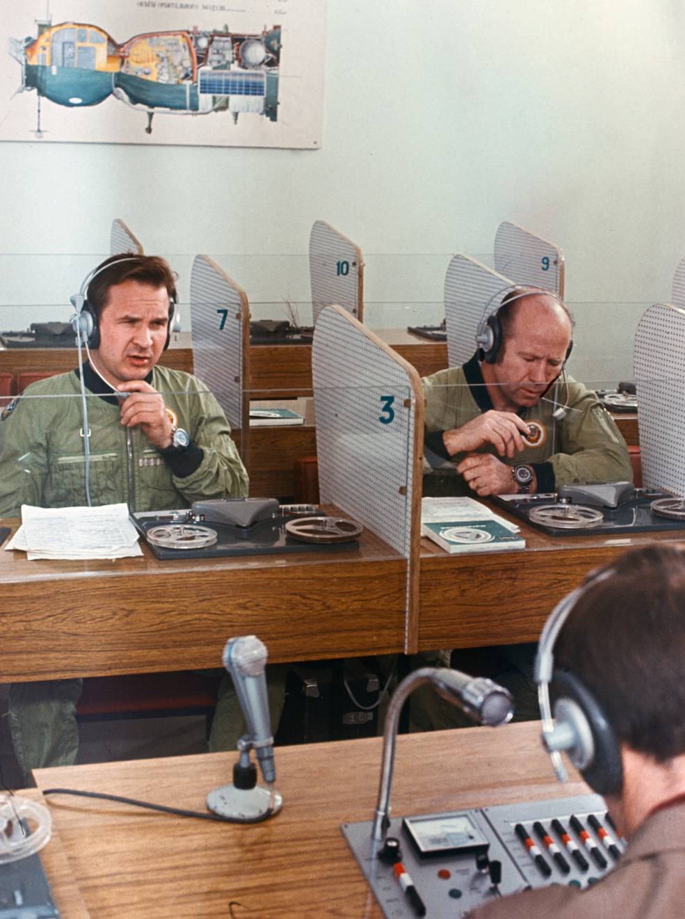 astp-697_s75-32340_cosmonaut_english_lang_train_6.26.75