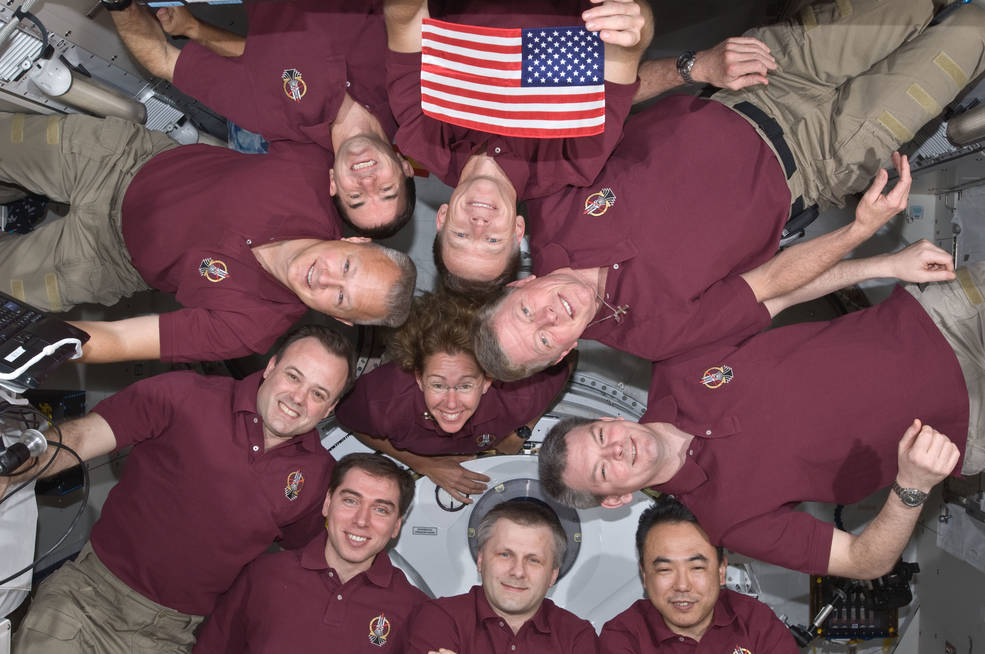 iss20_flag_day_sts_135_exp_28_crew_photo_w_flag
