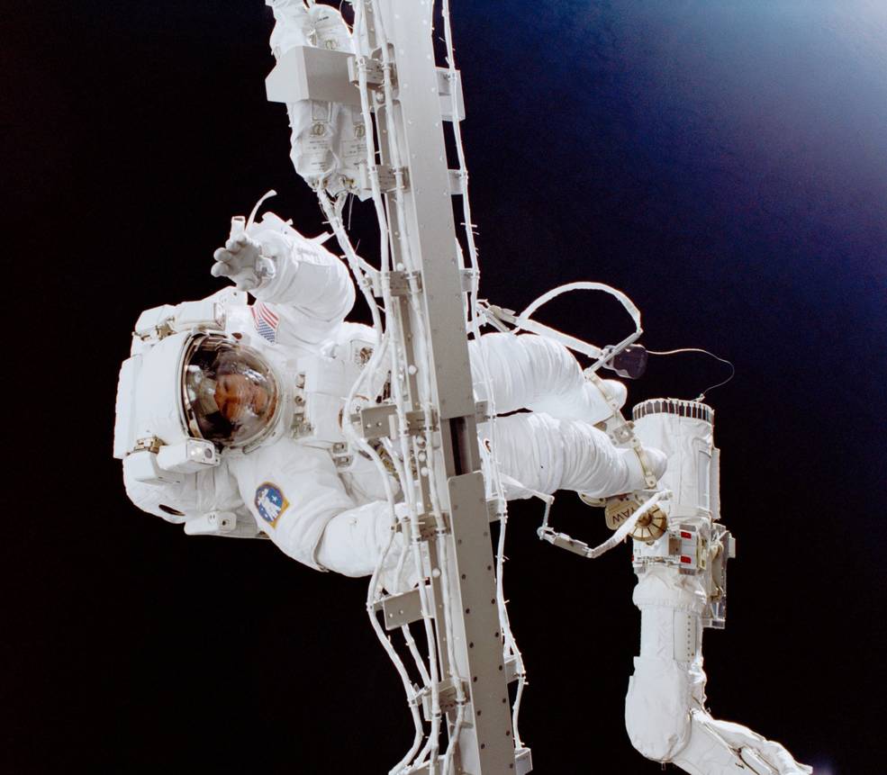 iss20_iss_eva_sts_102_helms_during_longest_eva_to_date