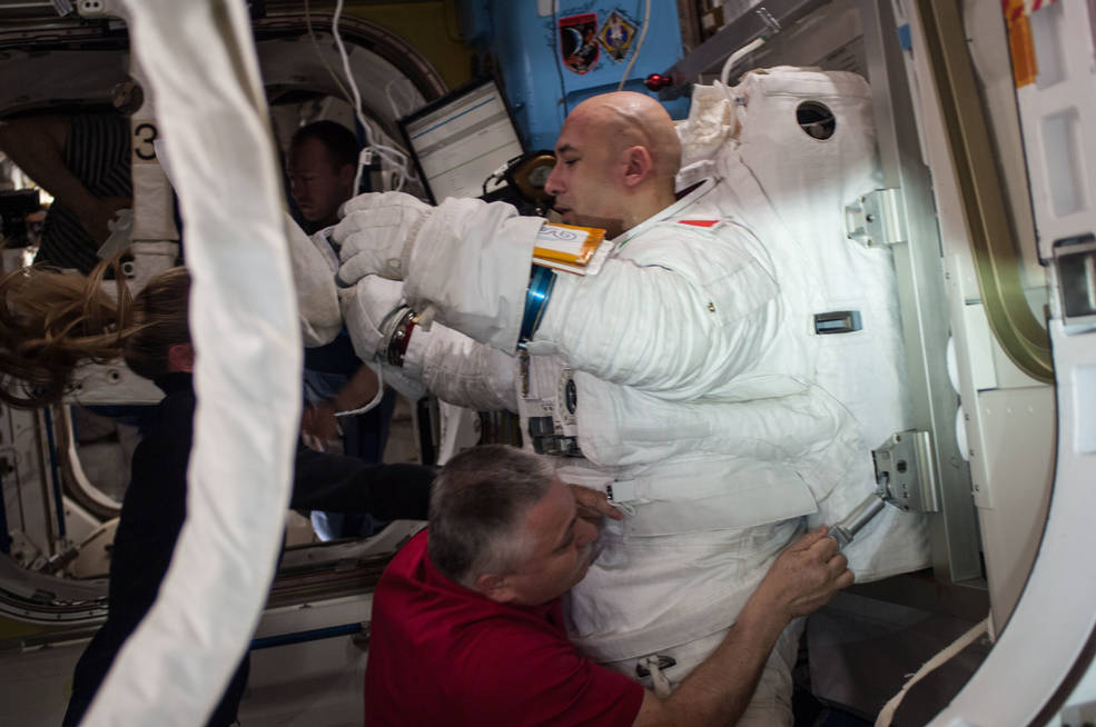 iss20_iss_evas_exp_36_parmitano_back_in_the_airlock