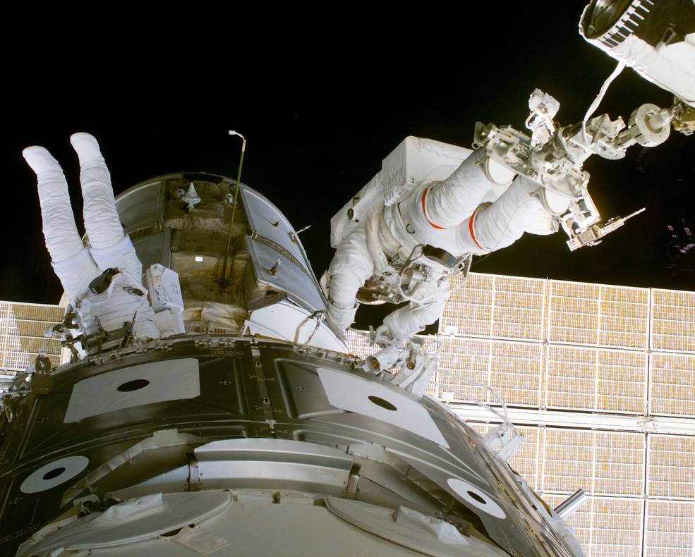 iss20_iss_evas_sts_88_eva_1_newman_ross