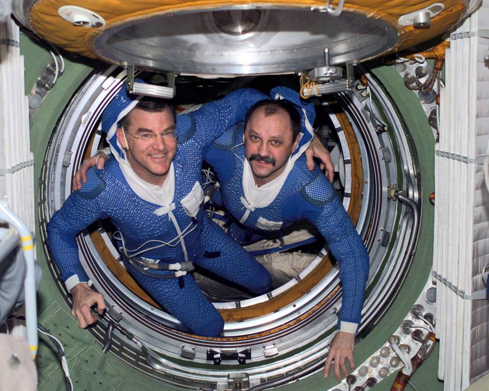 iss20_iss_evas_voss_and_usachev_in_lcg_prior_to_exp_2_eva